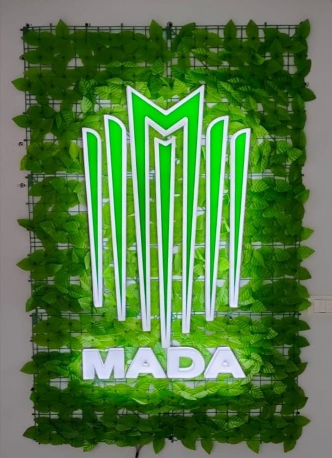 لافتة MADA على جدارية عشب صناعي - زاوية أخرى